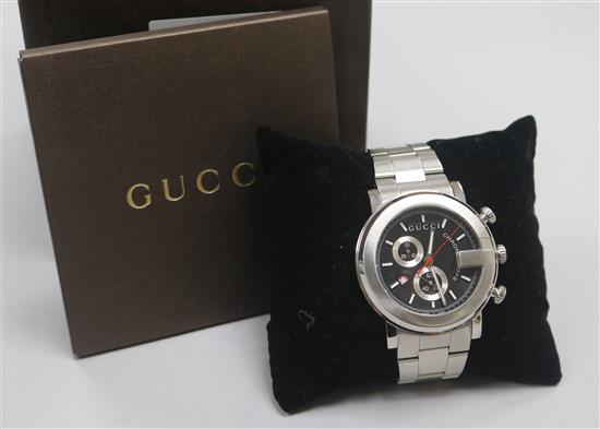 A gentlemans boxed stainless steel Gucci Chronoscope wrist watch.